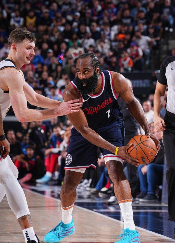 关于洛杉矶快船训练开放日；今夜队长鼓劲引欢呼；NBA季后赛在即；资深球员宣示担当的信息爱游戏体育