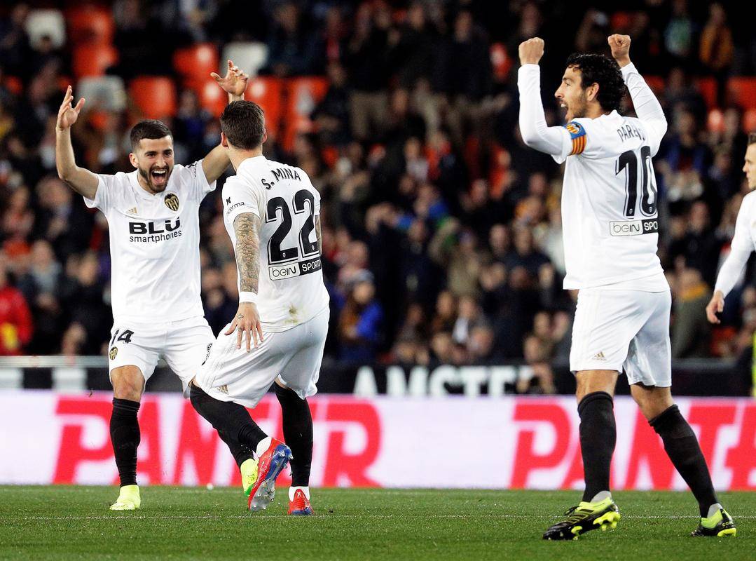 关于西甲冲刺阶段再迎强敌，纽约尼克斯门线救险，主帅态度——球迷炸锅，赛季目标并未改变的信息