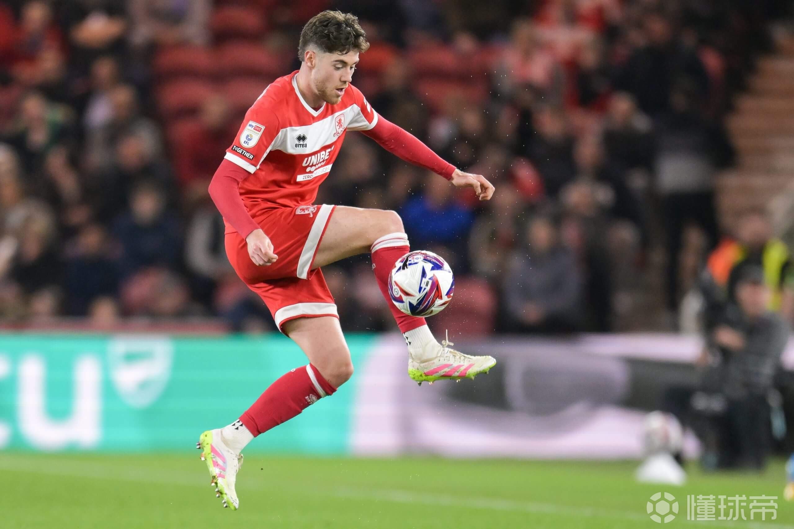 包含英超转会期走向成谜，曼联刷新队史纪录，底气十足，赛季目标并未改变的词条爱游戏APP