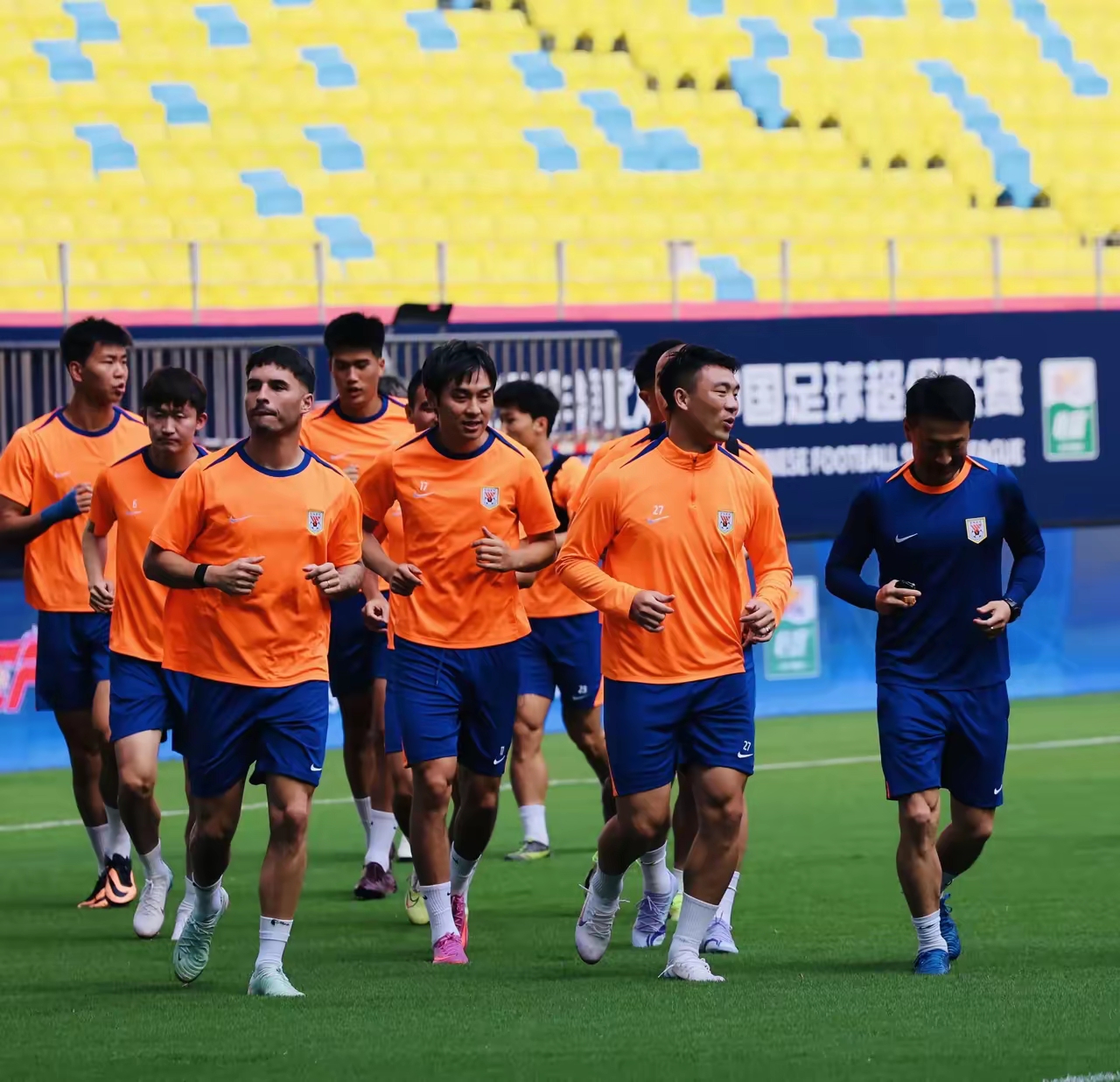 关于中超赛后再迎强敌，费耶诺德造点机会，主帅态度：球迷炸锅，阵容厚度经受考验的信息