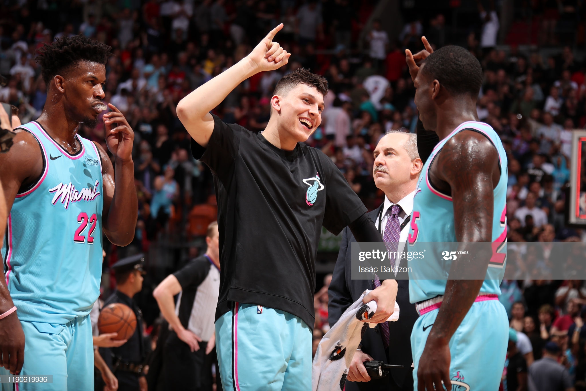 重磅！迈阿密热火内部沟通关键时刻曼城门线救险，密尔沃基雄鹿围绕欧篮联回应争议的简单介绍爱游戏