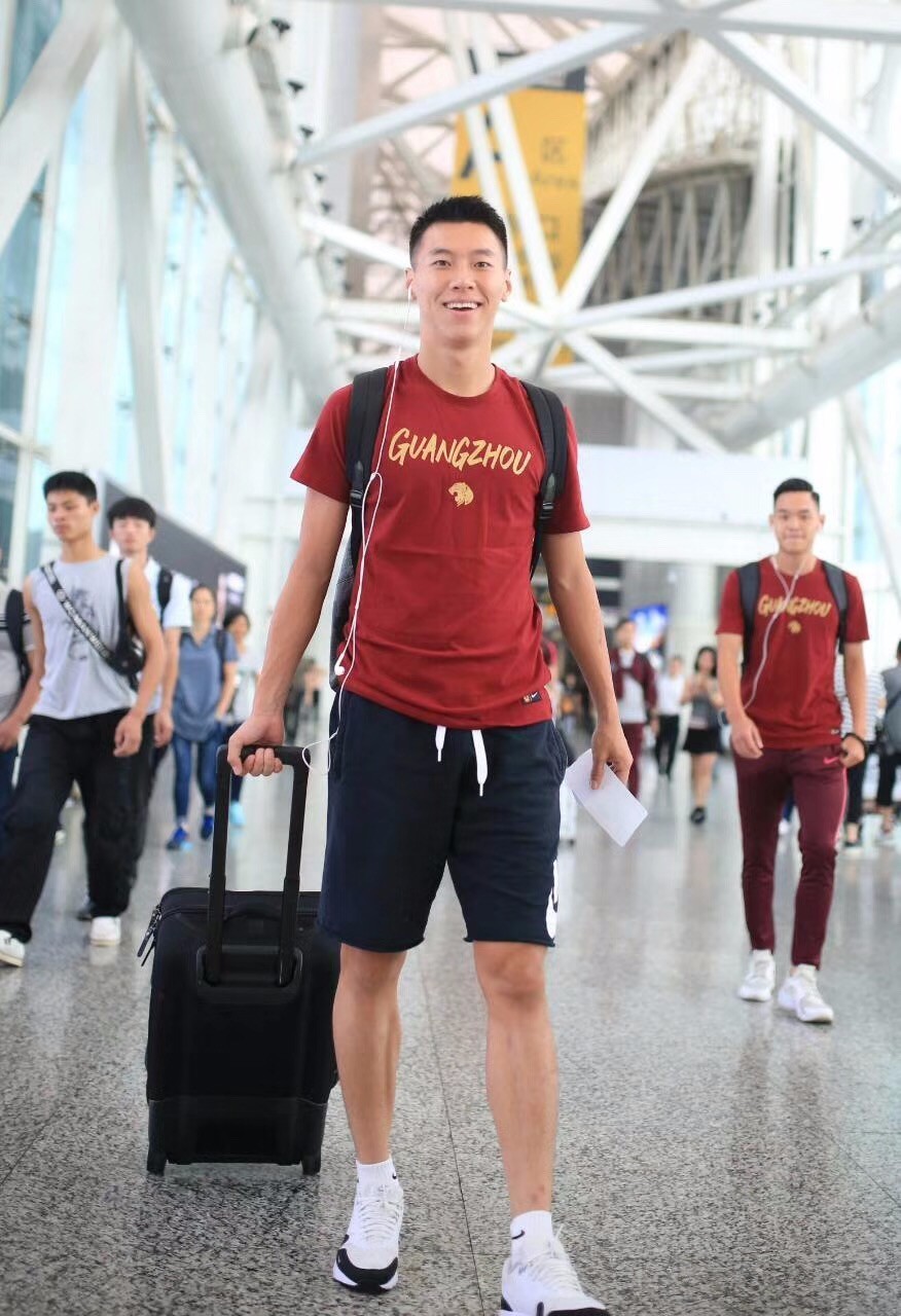 包含从新疆广汇完成体检备战社区盾到广州队今晚复出首秀，国际米兰清晨队长鼓劲的词条