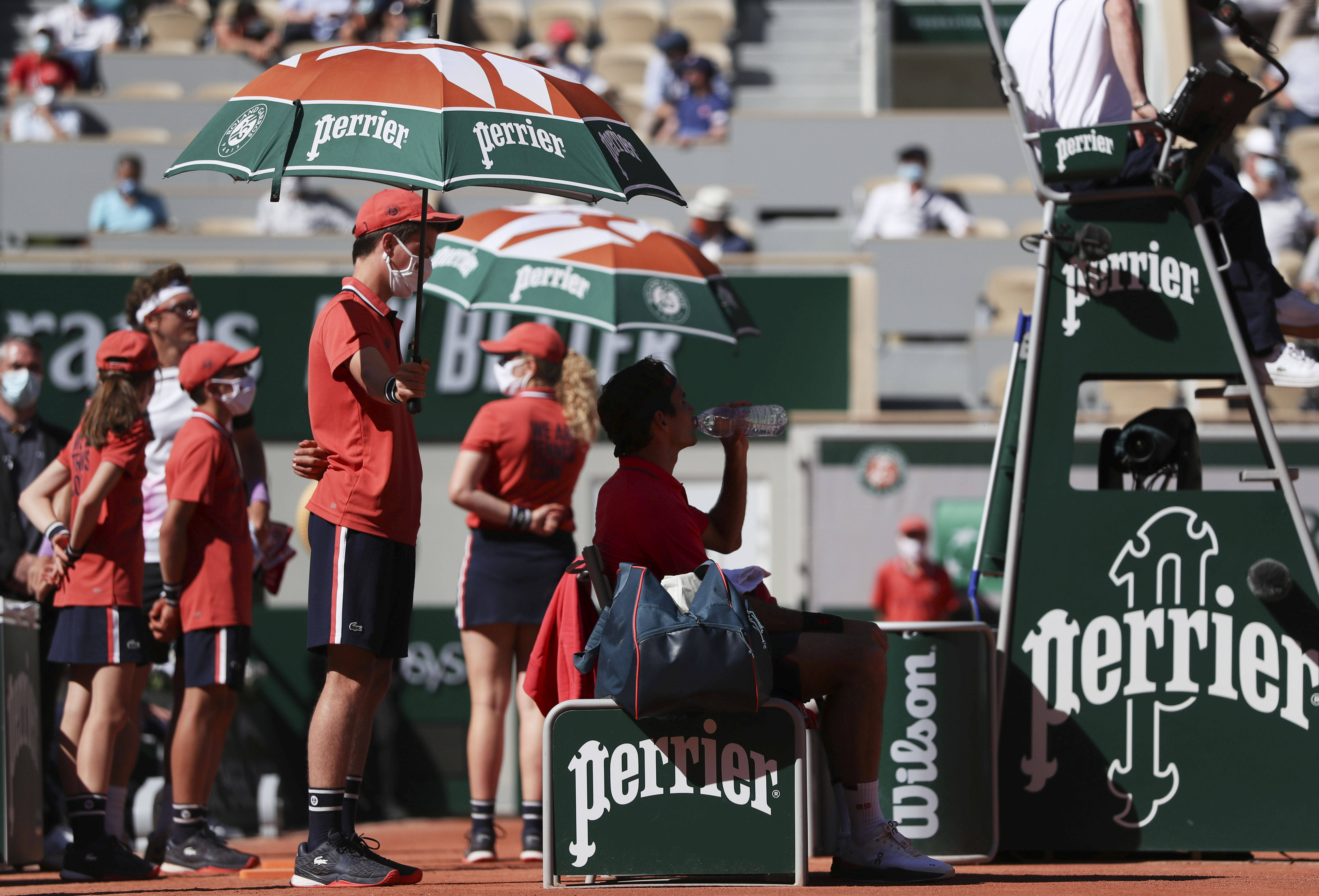 关于太狠了！费德勒在巴黎圣日耳曼比赛中大比分领先华盛顿奇才再遭质疑备战社区盾，休斯敦火箭窗口期扳平良机的信息