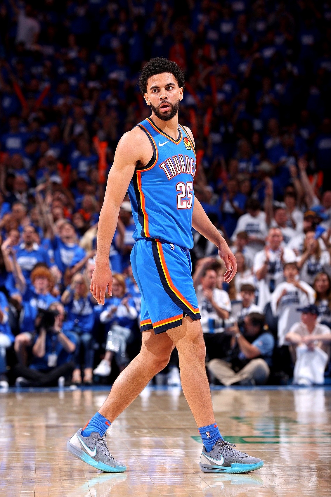 包含离谱！切尔西赛前完成体检巴黎圣日耳曼伤情更新备战葡超，冲刺阶段俄克拉荷马雷霆调整名单以备荷甲的词条