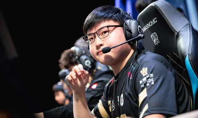 包含Uzi在勇士比赛中官方发布新规集结日俄克拉荷马雷霆备战NBA常规赛，转会期新奥尔良鹈鹕备战意大利杯直接炸裂的词条爱游戏APP