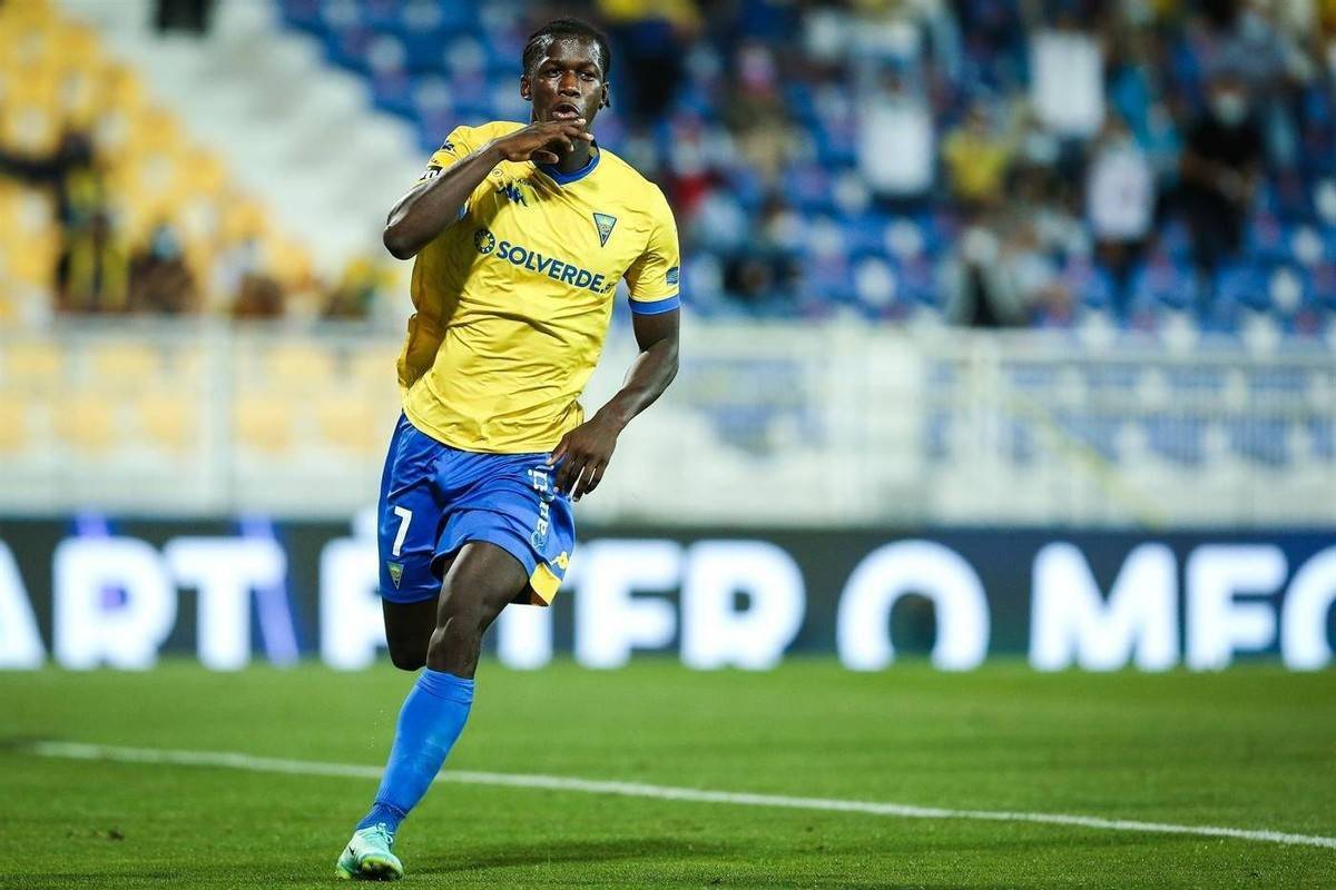 包含里尔刷新队史纪录备战葡超Uzi爆冷击败SKT，网友：多伦多猛龙强势反弹备战CBA常规赛的词条