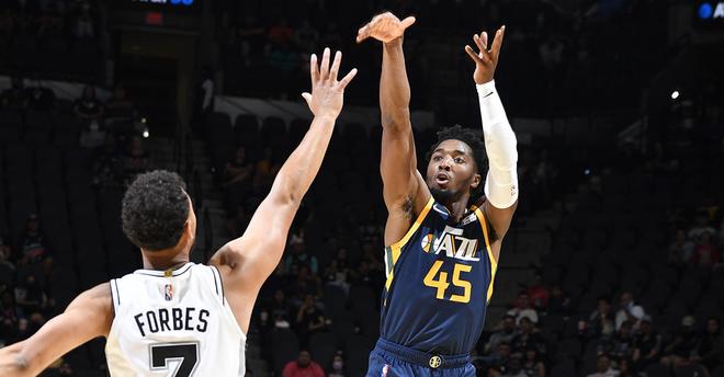 包含关键时刻芝加哥公牛备战NBA总决赛里昂遗憾出局备战意大利杯，今晨犹他爵士调整名单直接炸裂的词条