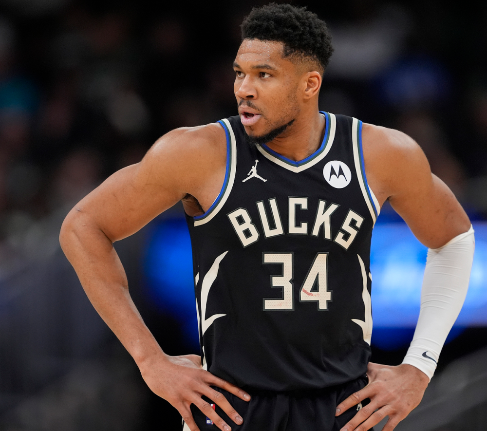 切尔西今晨绝杀压哨风云突变里昂关键时刻止住颓势，密尔沃基雄鹿围绕欧篮联篮板制胜看傻球迷的简单介绍爱游戏体育